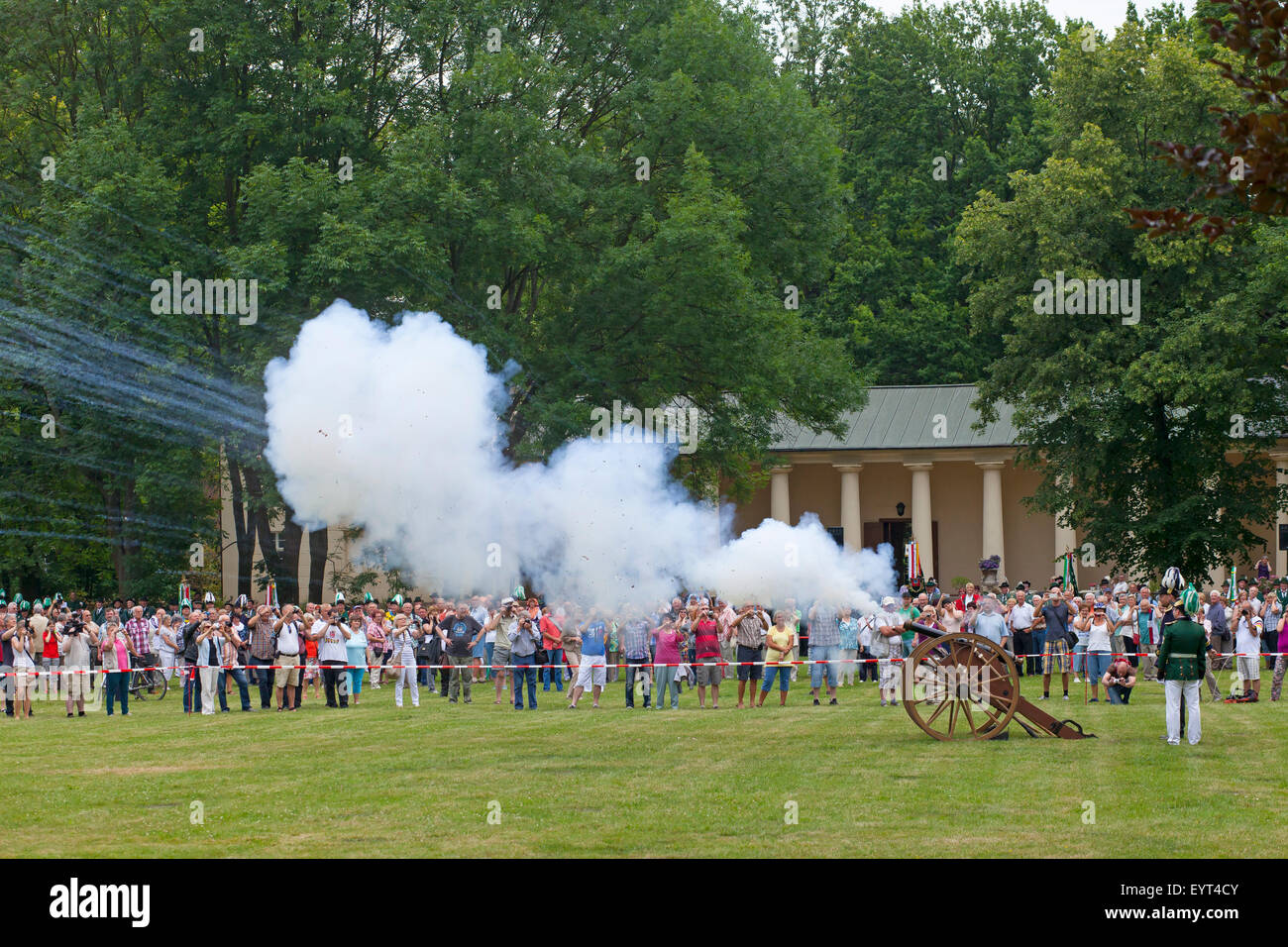 L'Europa, Germania, Brandeburgo, Spreewald (foresta di Sprea), Lübbenau, castello, festival di protezione, pistola salutate con cannone storico Foto Stock