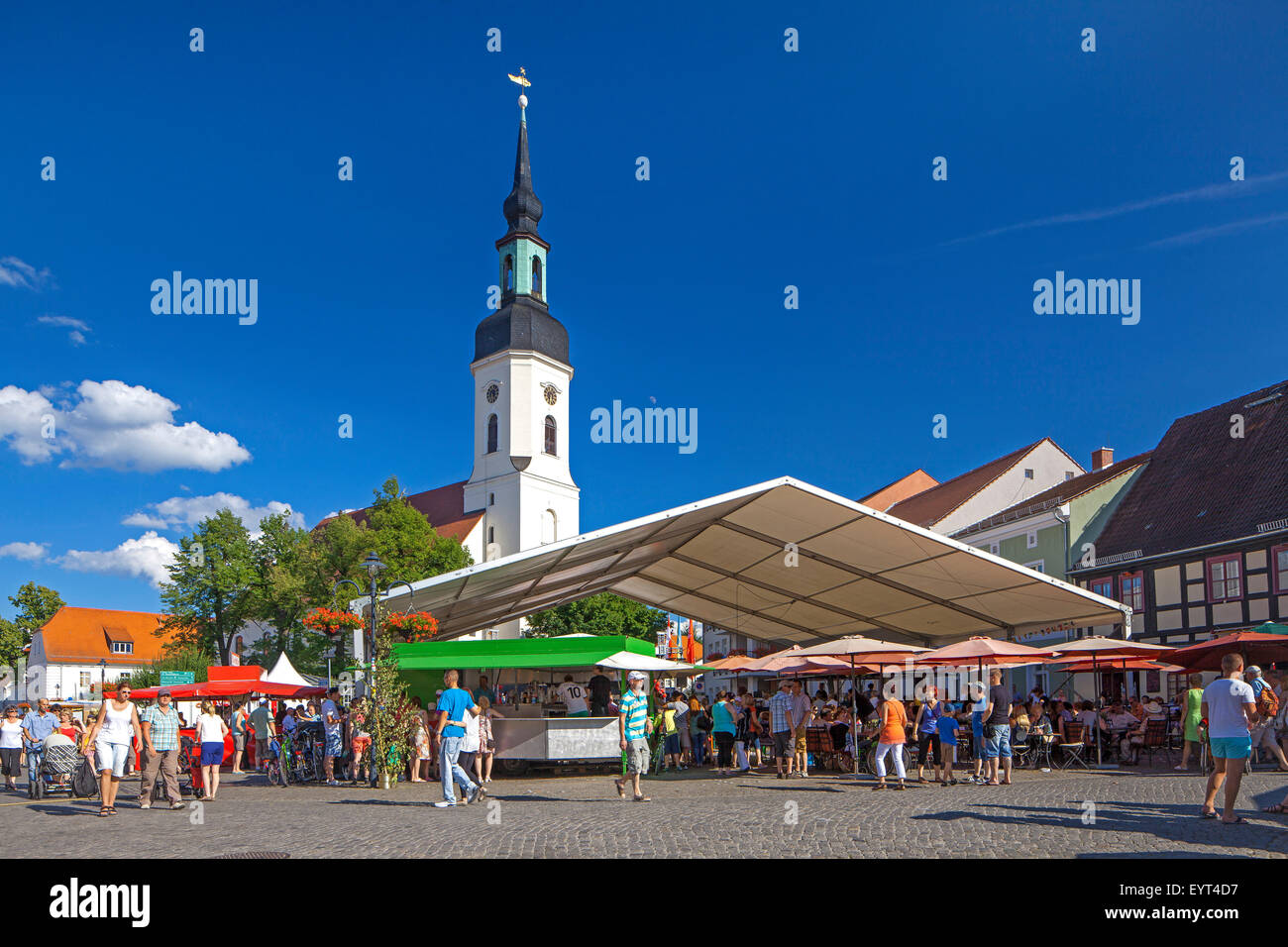 L'Europa, Germania, Brandeburgo, Spreewald (foresta di Sprea), Lübbenau, foresta di Sprea e protezione festival, Tenda di protezione nella parte anteriore del naufragio Nikolai Kirche sul mercato Foto Stock