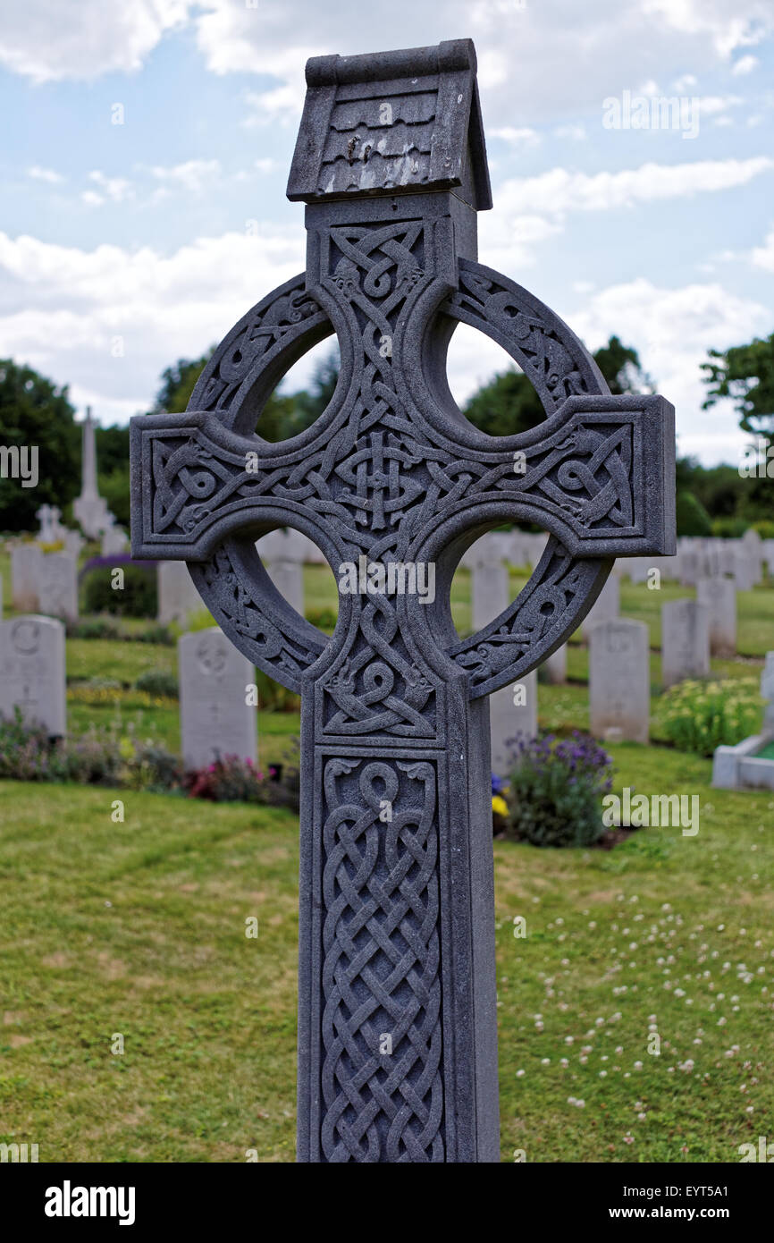 Croce celtica nel cimitero militare Foto Stock