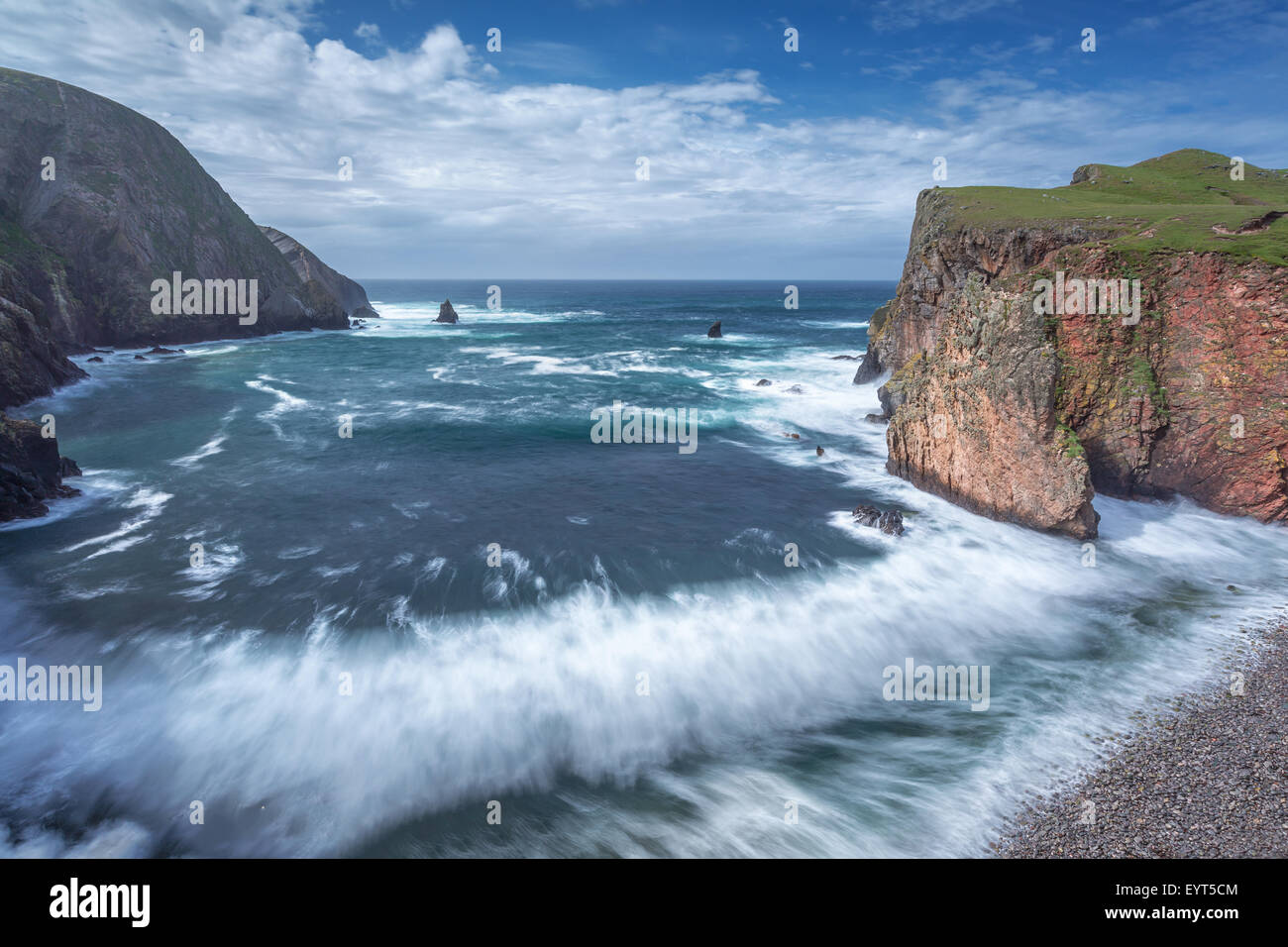 Bay sulla costa sud occidentale di Fair Isle, un'isola nell'Oceano Atlantico tra le Orcadi e le Shetland. Foto Stock