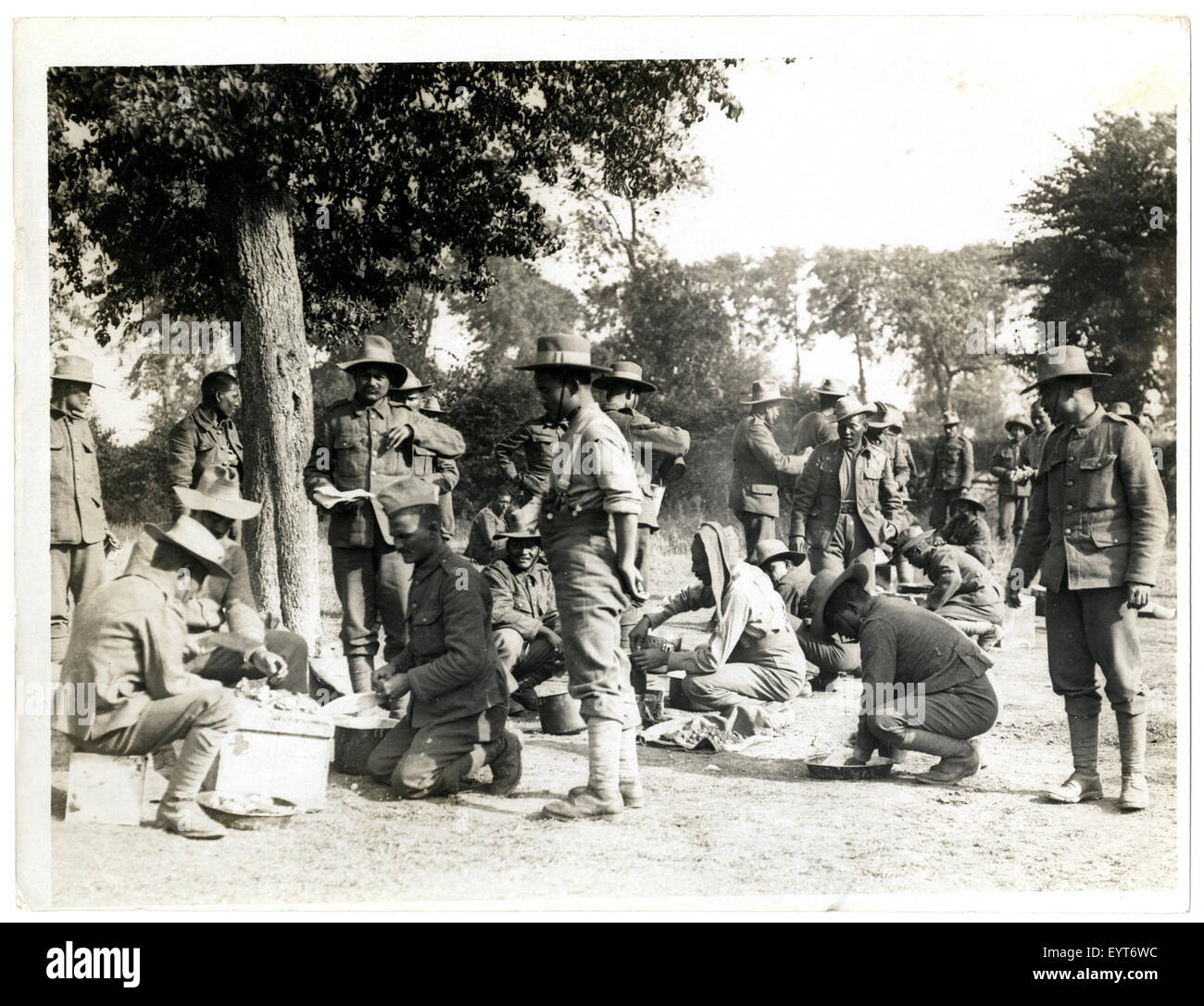 Una fotografia di Gurkha che prepara e cucina il cibo a St Floris, Francia. L'immagine mette in evidenza il personale militare impegnato nelle attività quotidiane durante il loro dispiegamento, con particolare attenzione ai loro metodi di cucina e alle loro pratiche culturali. Foto Stock