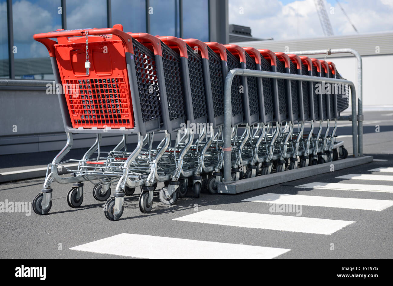 Fila di moderni carrelli di shopping, in Germania, in Renania settentrionale-Vestfalia, Neuss Foto Stock