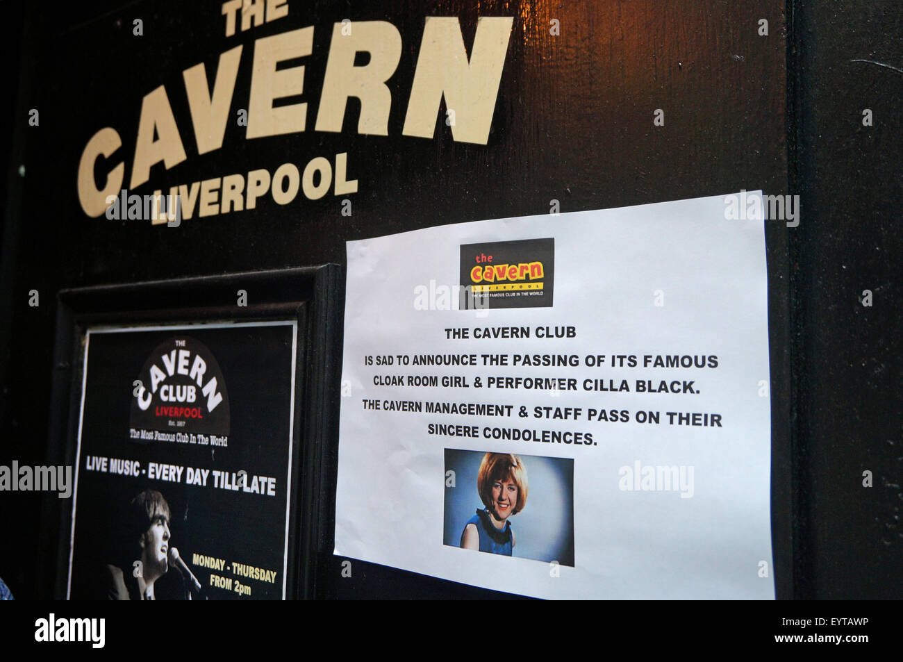 Liverpool, Regno Unito. 03 Ago, 2015. I tifosi hanno pagato la loro rispetti a Cilla nero su lunedì 3 agosto a Liverpool con fiori e messaggi al di fuori del Cavern Club dove ha lavorato negli anni sessanta. Una sola rosa rossa è stata posta sulla parete della caverna di fama dal mattone con il suo nome. Credito: Pak Hung Chan/Alamy Live News Foto Stock
