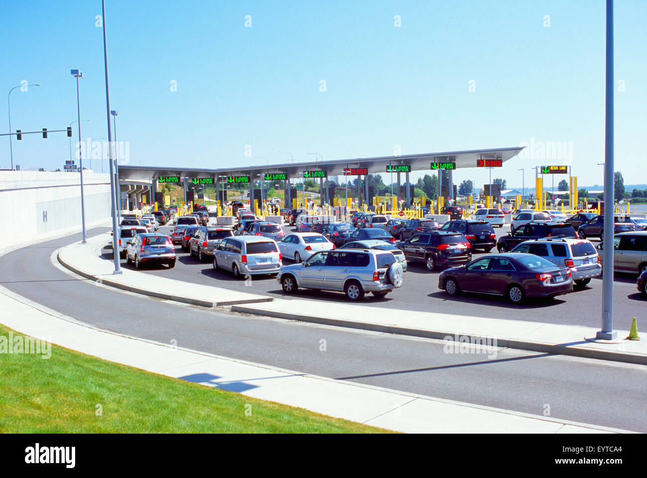 Arco della Pace del valico di frontiera, Surrey, British Columbia, Canada - automobili in attesa in fila per entrare in Blaine, nello Stato di Washington, USA Foto Stock