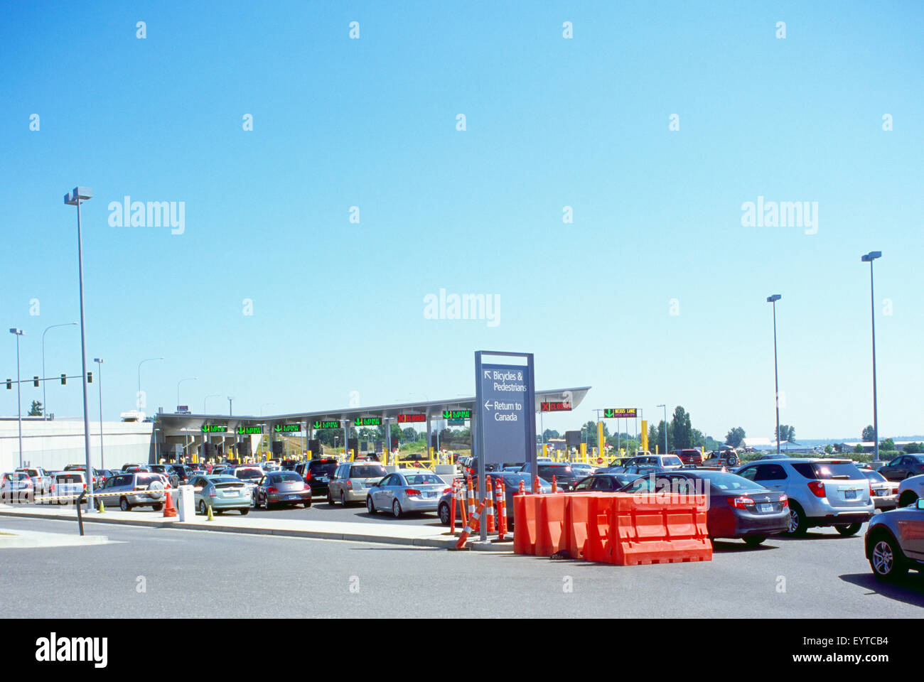 Arco della Pace del valico di frontiera, Surrey, British Columbia, Canada - automobili in attesa in fila per entrare in Blaine, nello Stato di Washington, USA Foto Stock