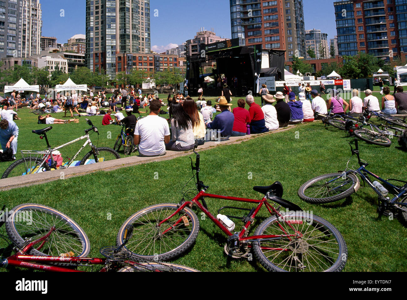 Yaletown, Vancouver, BC, British Columbia, Canada - Festival Internazionale del Jazz a David Lam parco pubblico e ascolto di musica Foto Stock