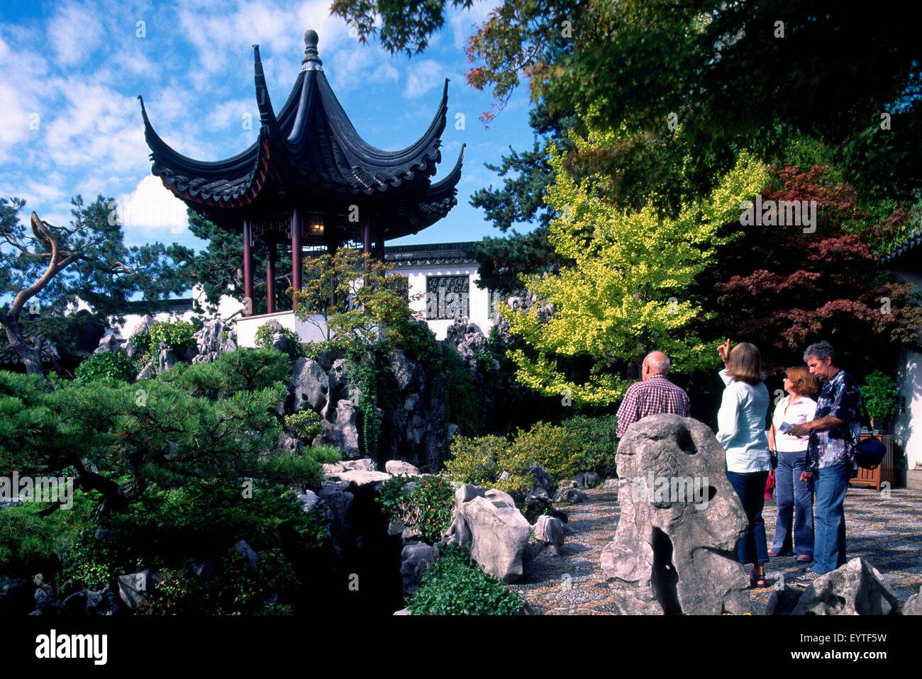 Il dott. Sun Yat-Sen classico giardino Cinese in Chinatown, Vancouver, BC, British Columbia, Canada - i turisti in visita alla Pagoda Foto Stock