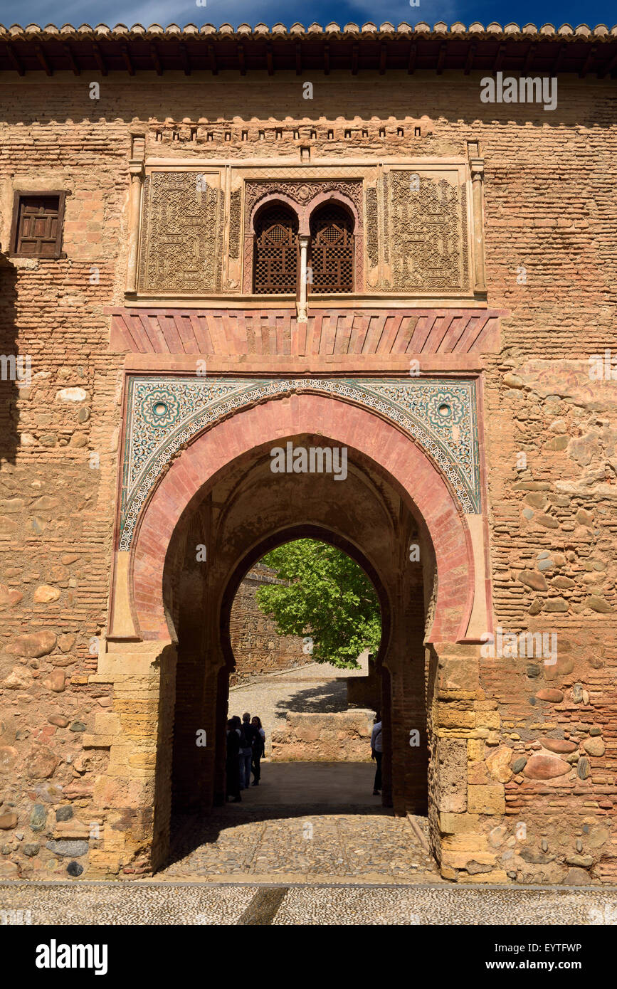 Il lato est del vino di gate o di Puerta del Vino al palazzo dell'Alhambra di Granada Granada Spagna Foto Stock