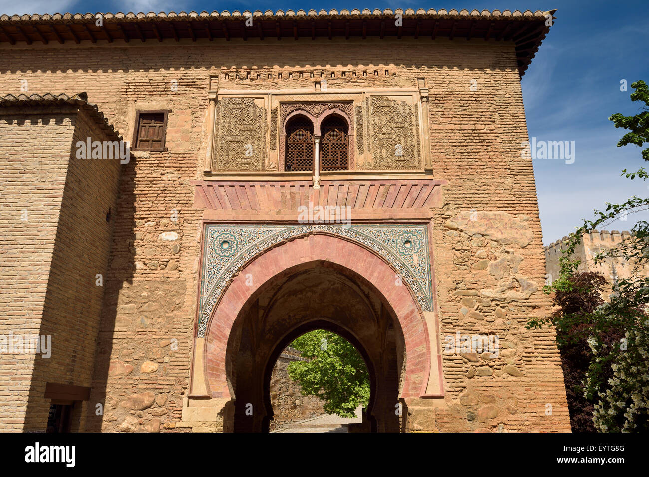 Il lato est del vino Gate con fortezza di Alcazar a Palazzo Alhambra Granada Spagna Foto Stock