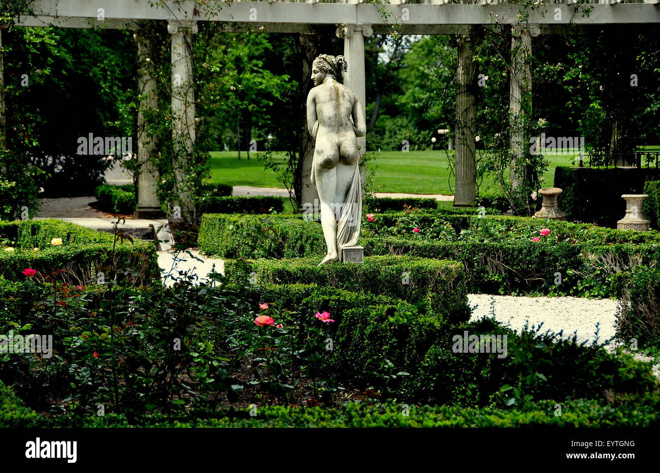 Newport, Rhode Island: un classico nudo statua in giardini formali di 1898-1902 Rosecliff Mansion Foto Stock