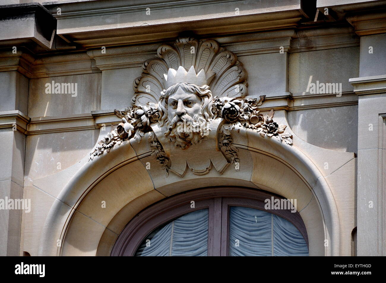 Newport, Rhode Island: scolpita in faccia di un uomo che indossa la corona al di sopra di una finestra in corrispondenza di ispirazione Francese 1901 Elms mansion Foto Stock