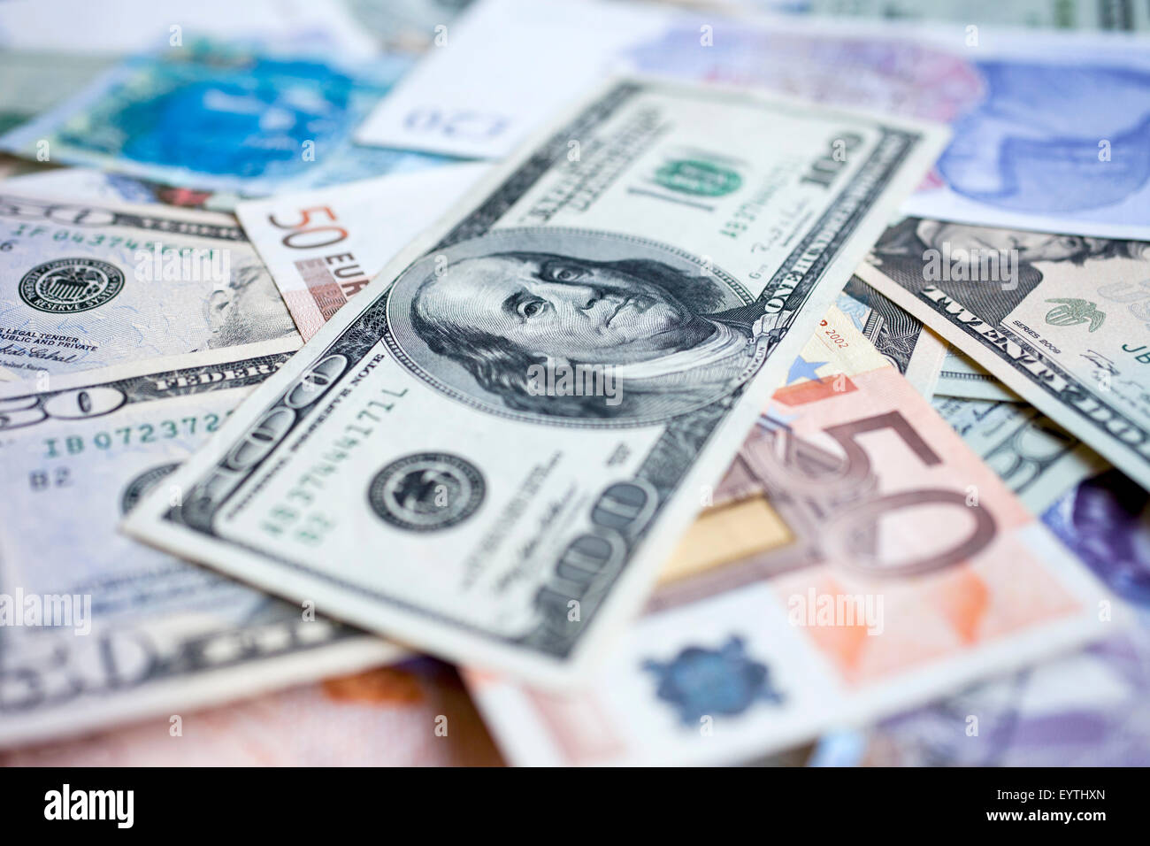 Un mucchio di banca internazionale note tra cui il dollaro USA, euro, sterlina britannica e il dollaro di Hong Kong. Foto Stock