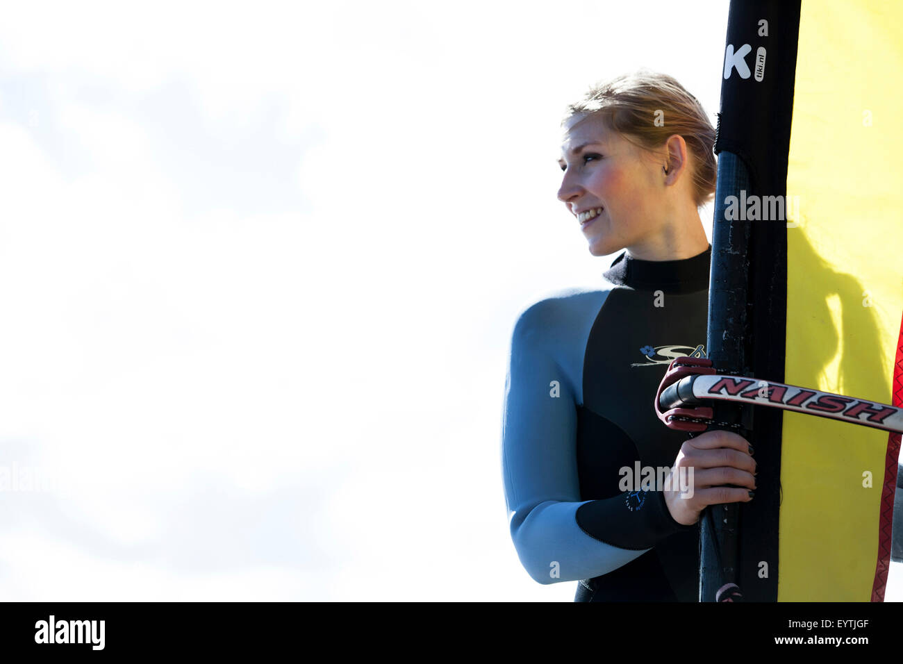 Lezioni di surf, schoolgirl tenere armamento Foto Stock
