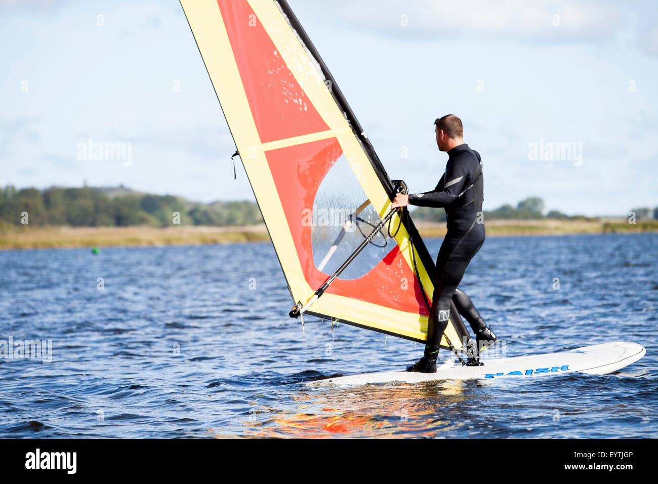 Lezioni di surf, surf insegnante a metà della svolta Foto Stock