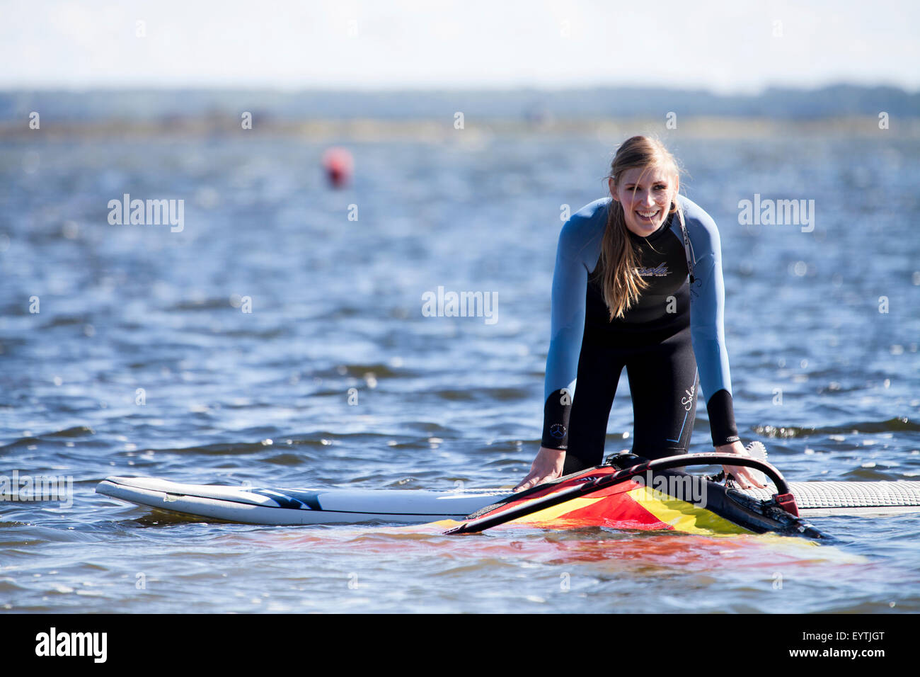 Lezioni di surf, surf schoolgirl salire sul suo bordo Foto Stock