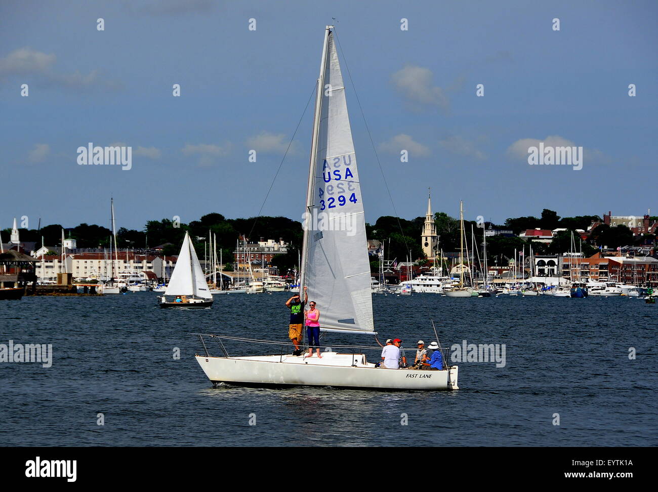 Newport, Rhode Island: corsia veloce imbarcazione a vela crociere nelle Acque di Narragansett Bay con il campanile della chiesa della Trinità Foto Stock
