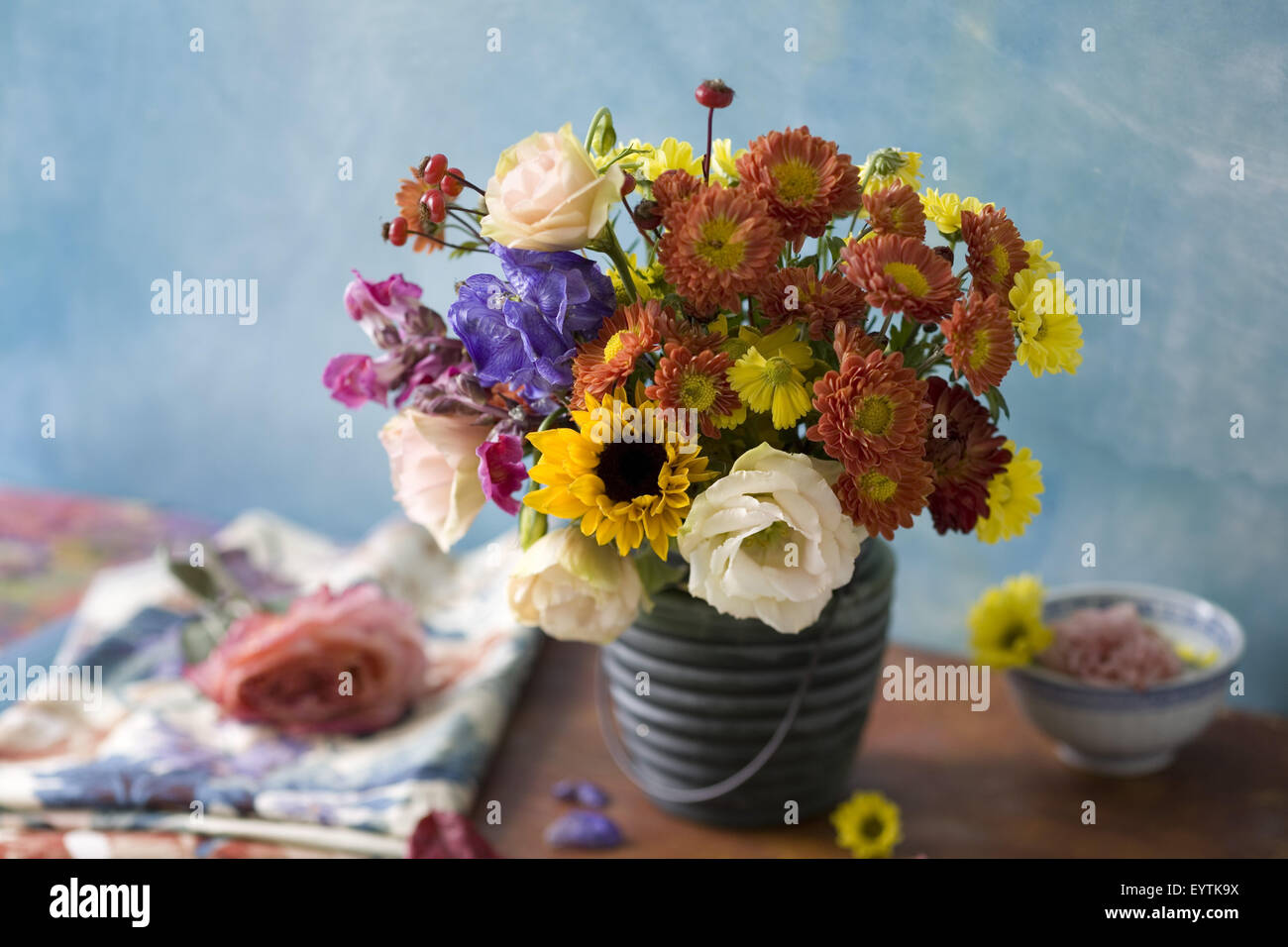 Bouquet colorato in recipiente di maniglia Foto Stock