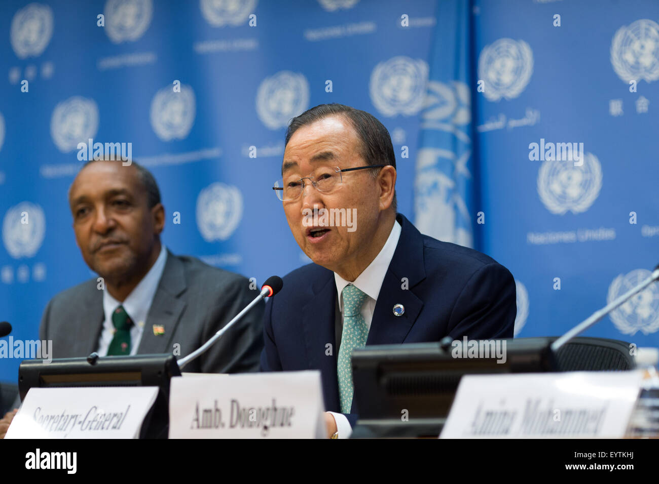 New York, Stati Uniti d'America. Il 3° agosto 2015. Nazioni Unite il Segretario Generale Ban Ki-moon (R) risolve una conferenza stampa il documento conclusivo del post-2015 Agenda per lo sviluppo presso la sede delle Nazioni Unite a New York, 3 Agosto, 2015. Il Segretario Generale Ban Ki-moon lunedì ha salutato un 'Grassetto, ambizioso e trasformatrice agenda per lo sviluppo sostenibile per i prossimi quindici anni' martellato tra tutti i 193 membri delle Nazioni Unite e la società civile per sostituire il ritiro 15-anno-vecchio gli Obiettivi di Sviluppo del Millennio (OSM). Credito: Li Muzi/Xinhua/Alamy Live News Foto Stock