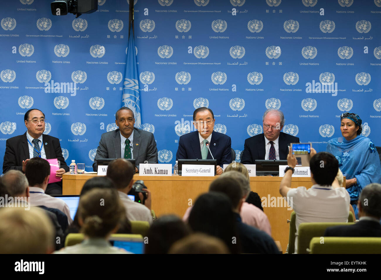 New York, Stati Uniti d'America. Il 3° agosto 2015. Nazioni Unite il Segretario Generale Ban Ki-moon (C) risolve una conferenza stampa il documento conclusivo del post-2015 Agenda per lo sviluppo presso la sede delle Nazioni Unite a New York, 3 Agosto, 2015. Il Segretario Generale Ban Ki-moon lunedì ha salutato un 'Grassetto, ambizioso e trasformatrice agenda per lo sviluppo sostenibile per i prossimi quindici anni' martellato tra tutti i 193 membri delle Nazioni Unite e la società civile per sostituire il ritiro 15-anno-vecchio gli Obiettivi di Sviluppo del Millennio (OSM). Credito: Li Muzi/Xinhua/Alamy Live News Foto Stock