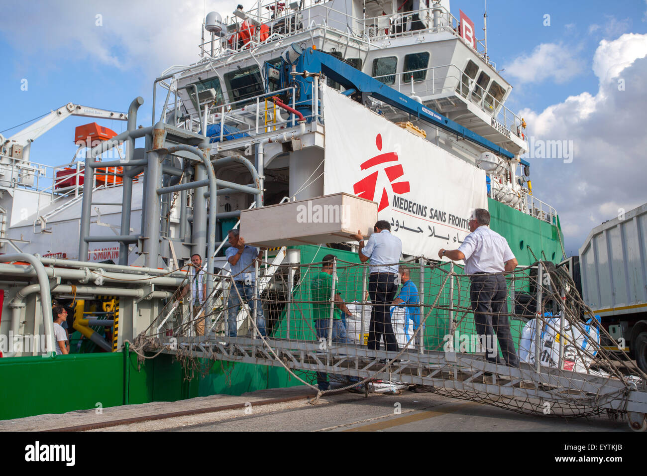 Palermo, Italia. 03 Ago, 2015. I Medici Senza Frontiere (MSF) nave arrivato al porto di Palermo che trasportano i corpi di quattro donne e un uomo che è morto di disidratazione nonché 529 richiedenti asilo che sono stati liberati da insicura navi fuori costa libica. Credito: Antonio Melita/Pacific Press/Alamy Live News Foto Stock