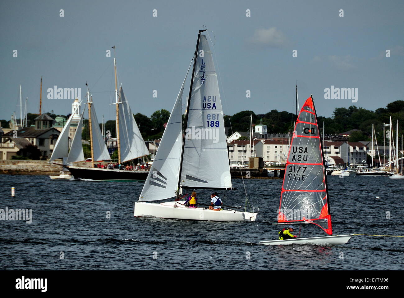 Newport, Rhode Island: Barche a vela di varie dimensioni godendo di un fine settimana estivo sulle acque di Narragansett Bay Foto Stock