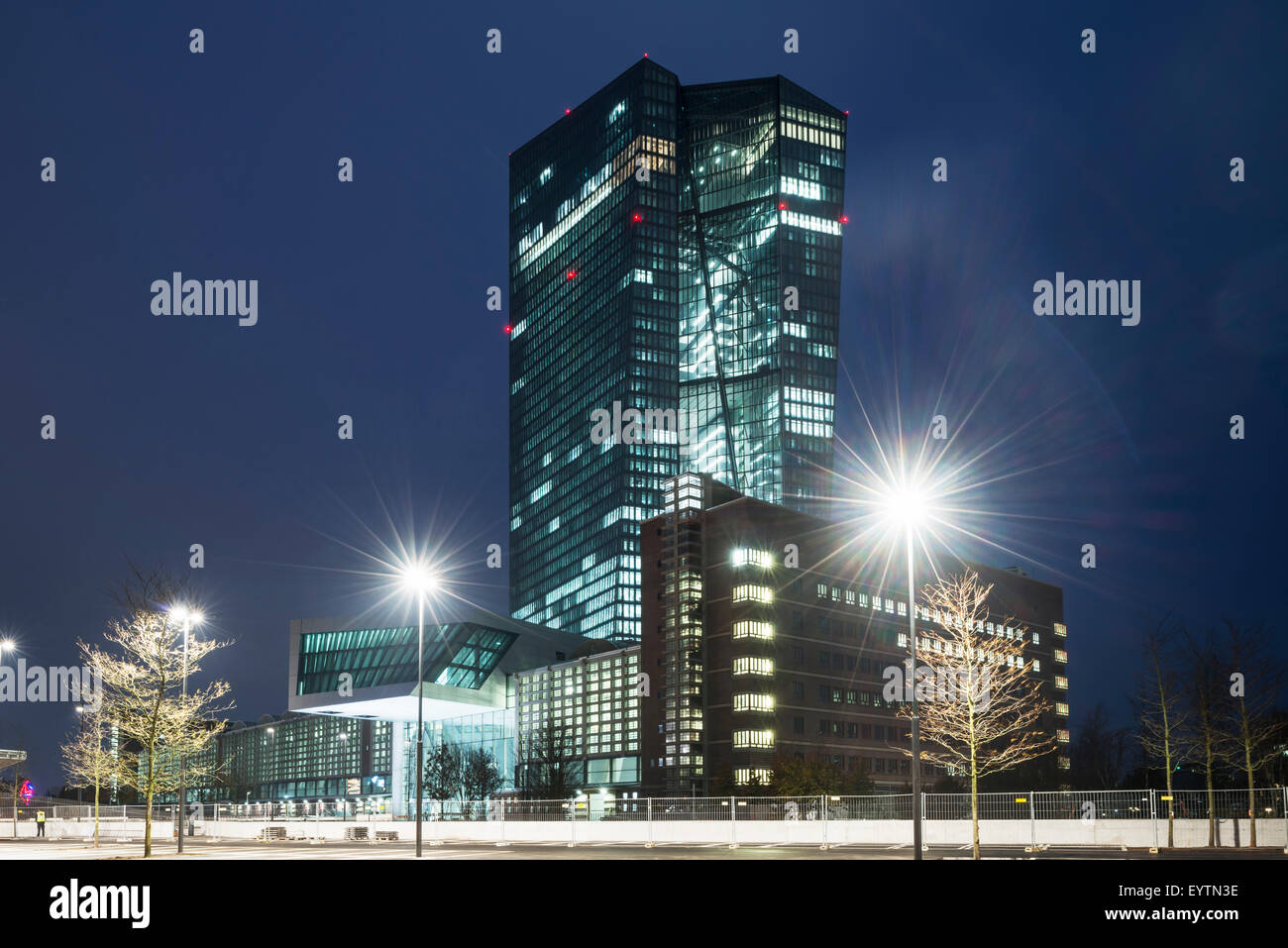 Germania, Hesse, Frankfurt am Main, la Banca centrale europea al crepuscolo Foto Stock