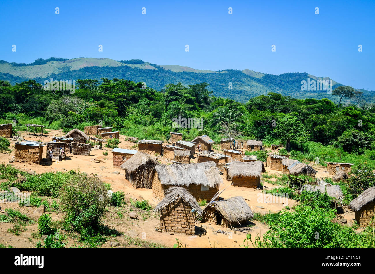 Villaggi di Angola in campagna, con case di fango e tetti di paglia Foto Stock