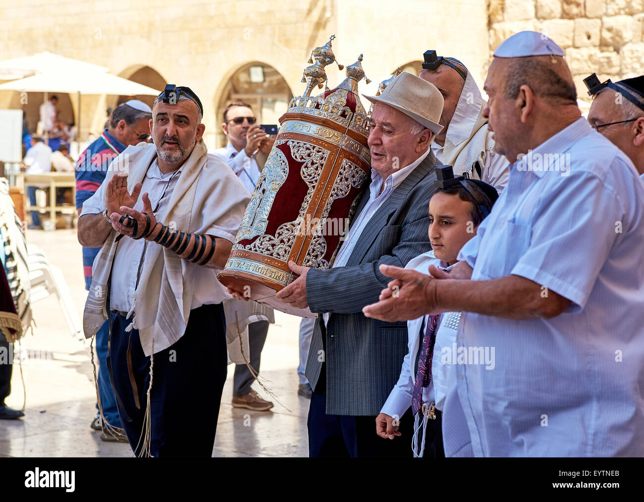 Gerusalemme, Israele - 4 giugno 2015: famiglia ebraica celebra bar mitzvà presso il Muro Occidentale di Gerusalemme. 13 anni età significa Foto Stock