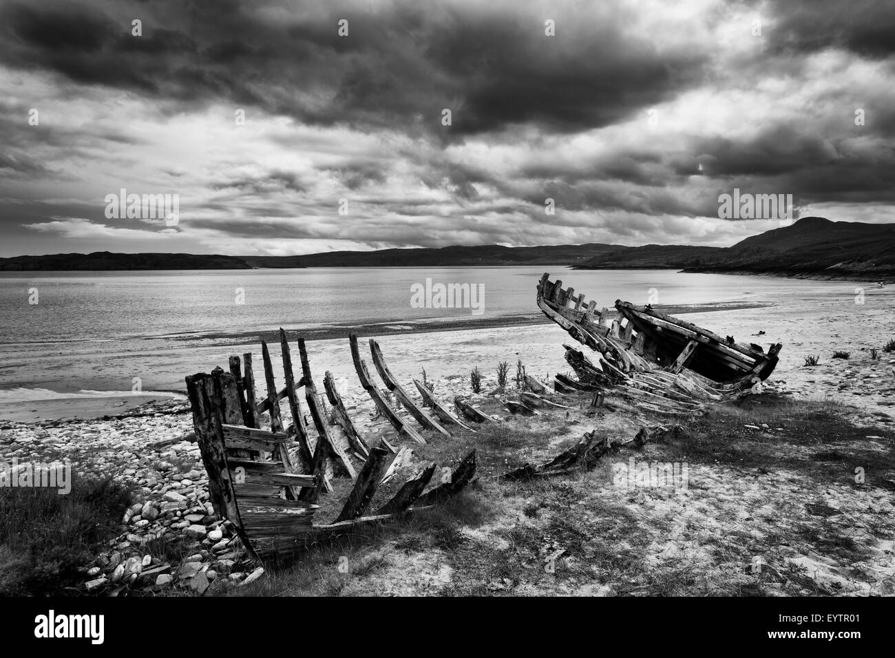 Talmine Bay, barca, nave relitto, legno, fiordo, mare, spiaggia, costa, Scozia, s/w Foto Stock