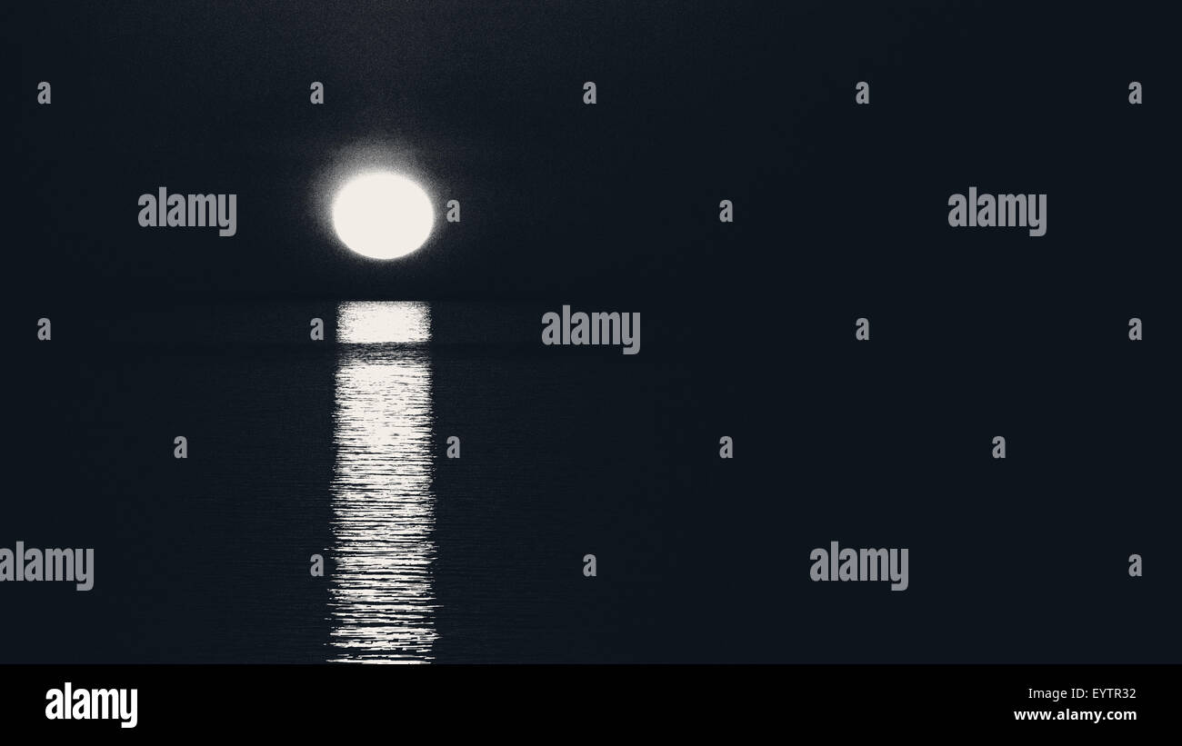 Forma mare di riflessione. Sun la riflessione sul mare in un normale e scontata la sunset, versione noir Foto Stock