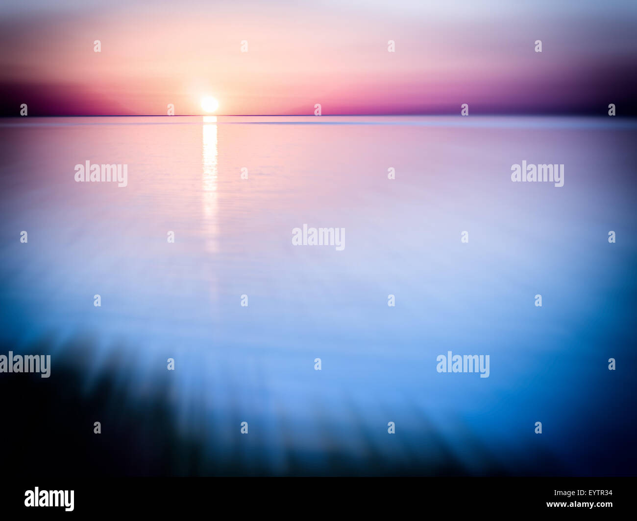 Forma mare di riflessione. Sun la riflessione sul mare in un normale e scontata la sunset Foto Stock