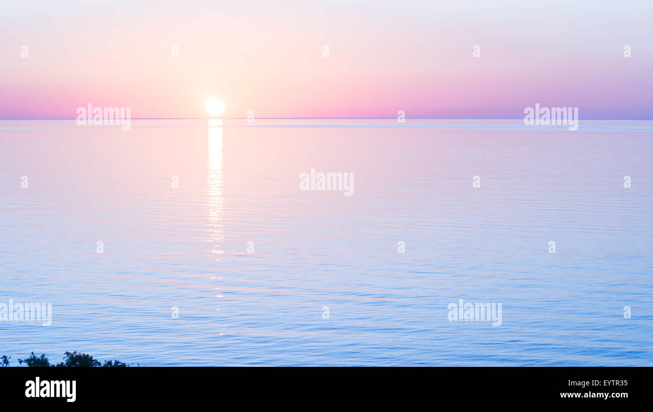 Forma mare di riflessione. Sun la riflessione sul mare in un normale e scontata la sunset Foto Stock