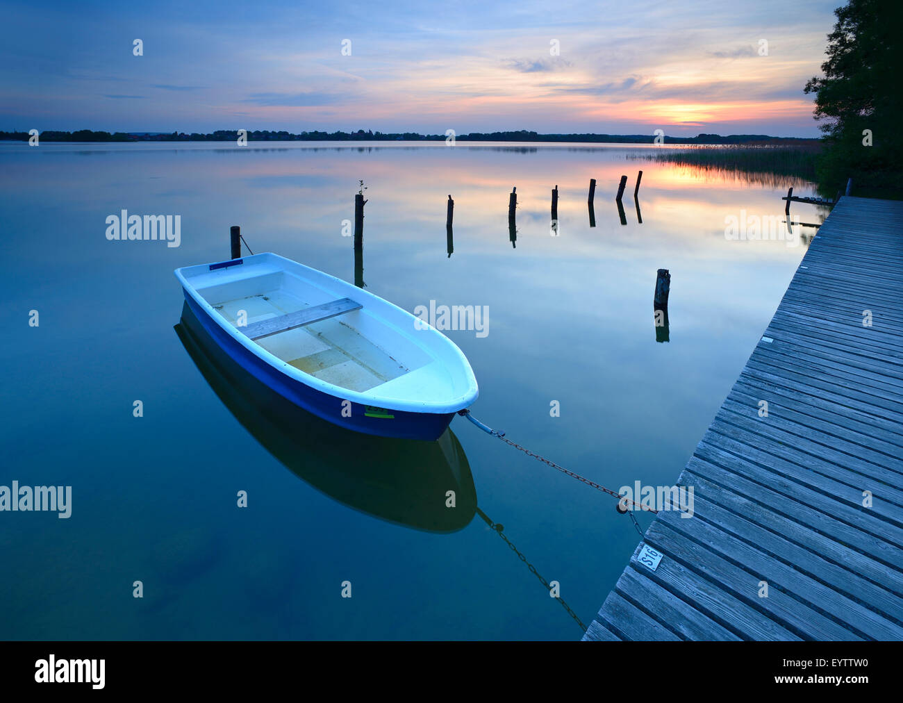 Germania, Meclemburgo-Pomerania, Meclenburgo-Pomerania Occidentale, Schaalsee, passerella, barca, sera Foto Stock