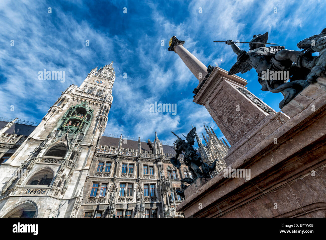Monaco di Baviera, Germania, Mariensäule (colonna) con la torre civica Foto Stock