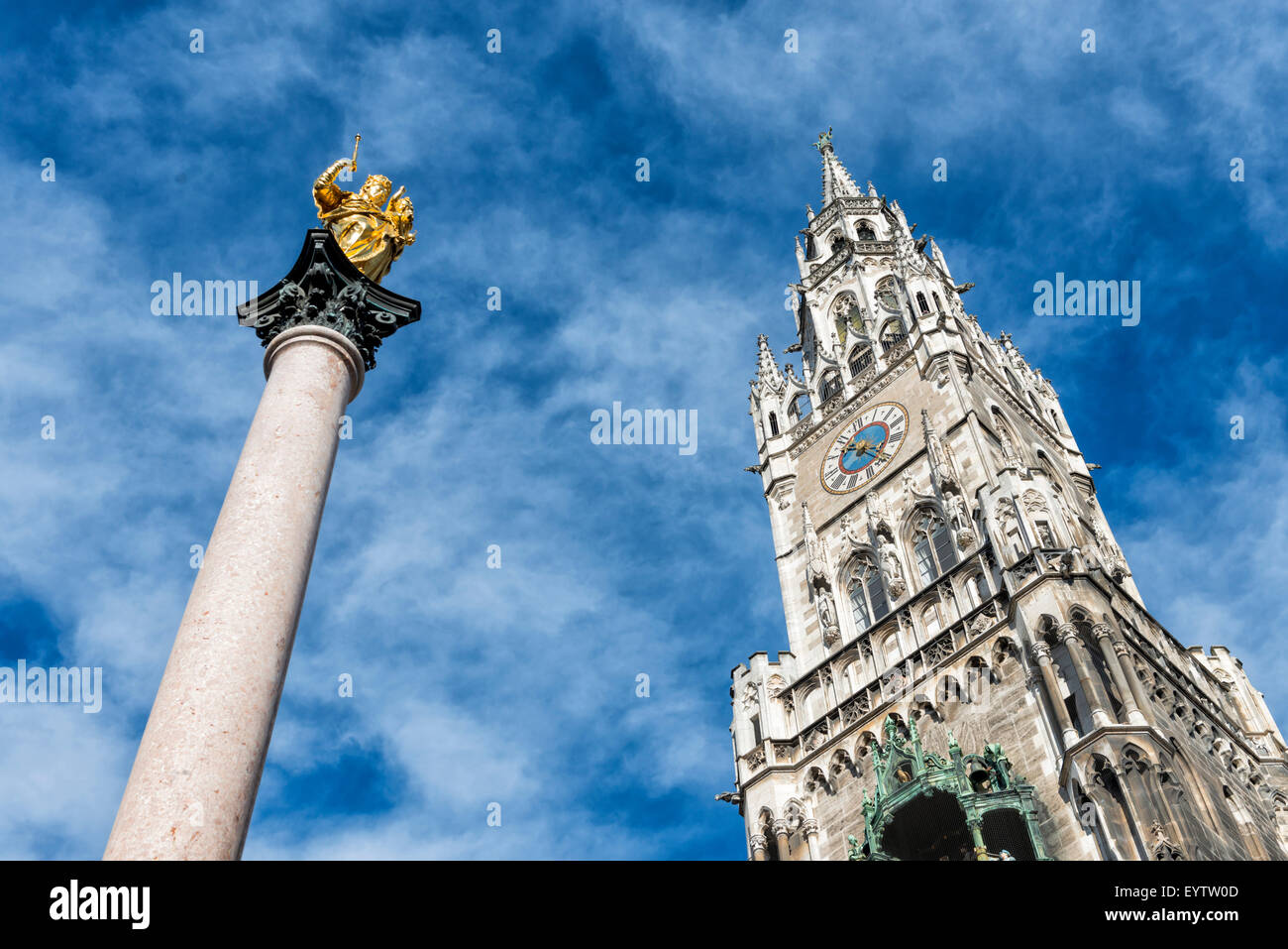 Monaco di Baviera, Germania, Mariensäule (colonna) con la torre civica Foto Stock