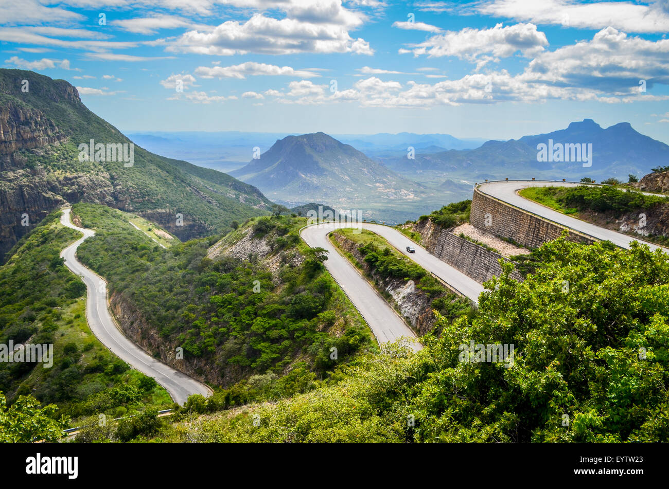 Serra da Leba, una catena montuosa in Angola con le impressionanti Leba strada di montagna e i suoi tornanti, nei pressi di Lubango Foto Stock