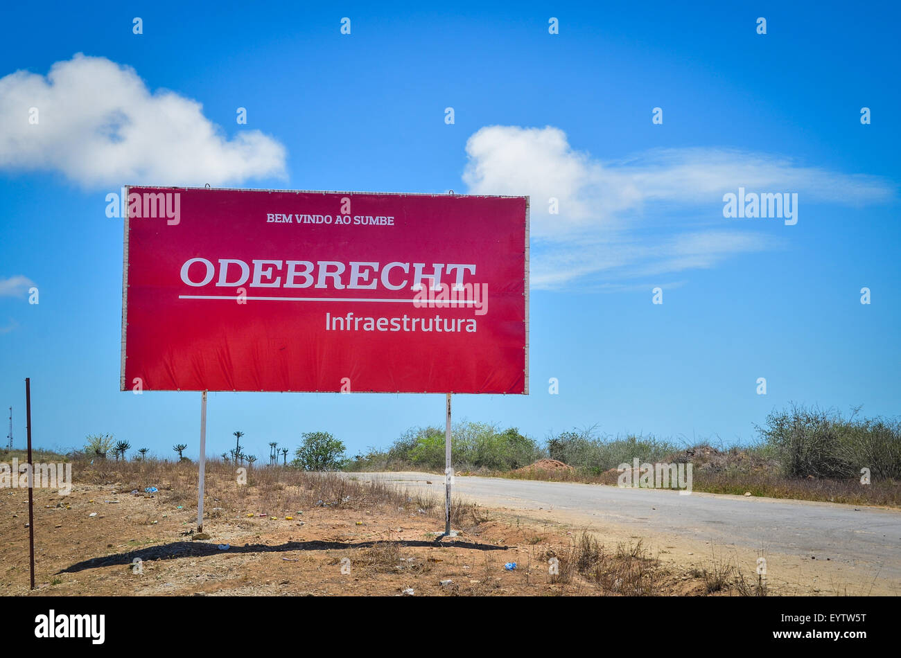 Segno da Odebrecht, il brasiliano di ingegneria e costruzione company, sulle strade di Angola, nei pressi di Sumbe Foto Stock