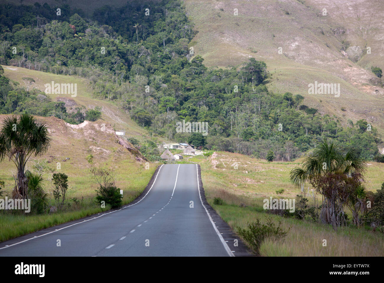 Direttamente ispirato e tipico road vicino al Monte Roraima in Gran Sabana, cielo blu con nuvole in background. Venezuela Foto Stock