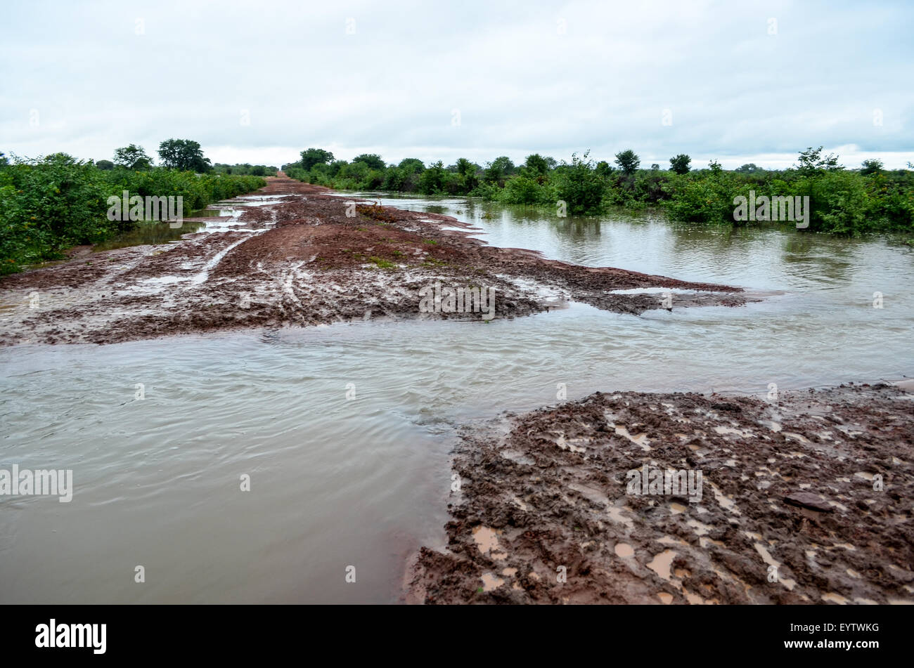 Strade allagate dopo la pioggia in Angola e la difficoltà di viaggiare Foto Stock