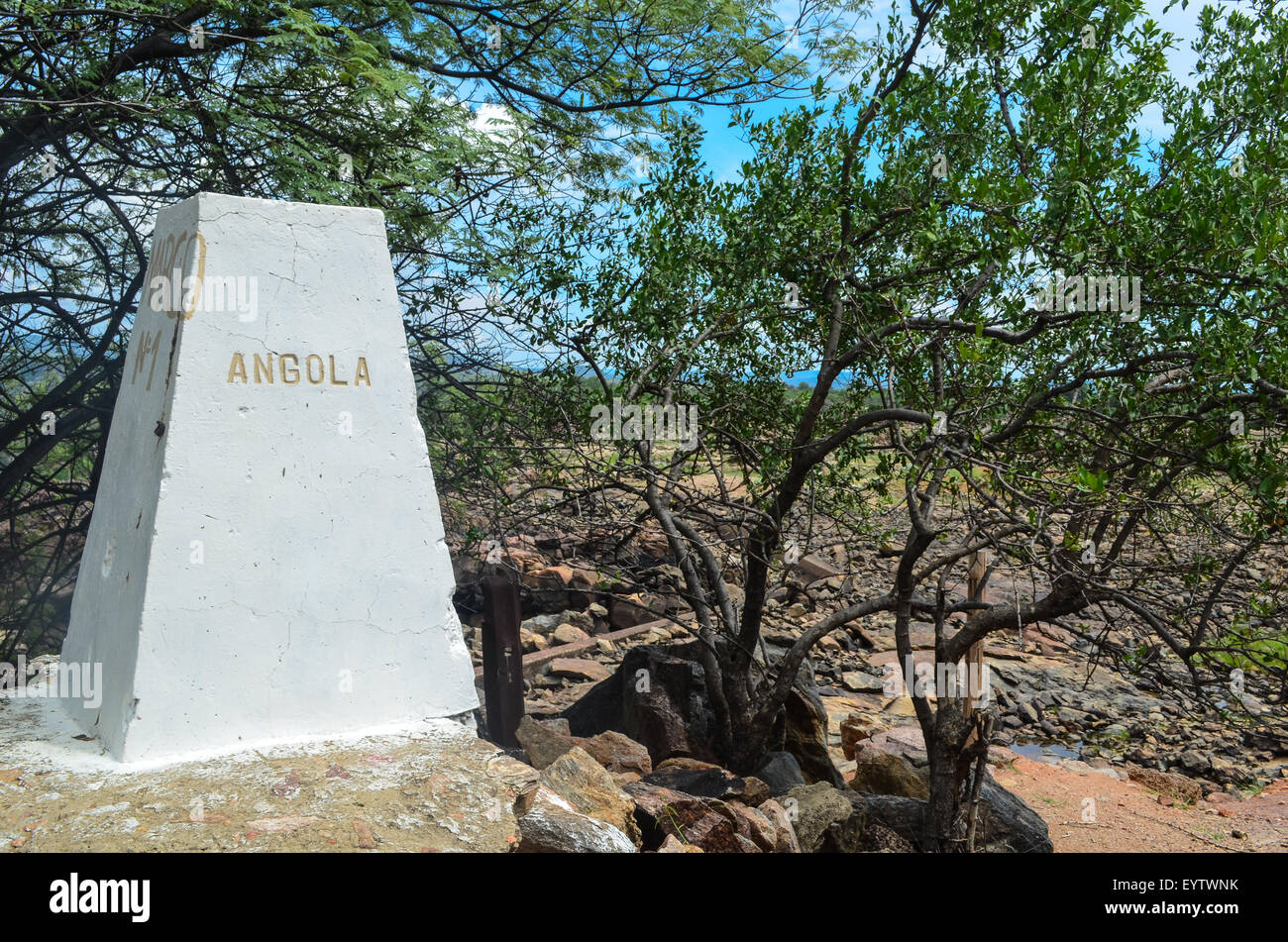 Pietra miliare la lettura " Angola " presso la diga di Ruacana, alla frontiera Angola/Namibia Foto Stock