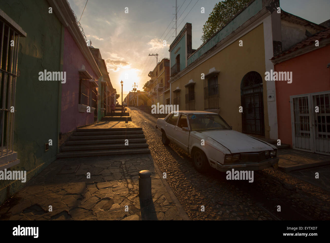 Tramonto nella vecchia strada coloniale con una vettura andando attraverso, molto tipica vista di Ciudad Bolivar con la sua vecchia strada scale. Foto Stock