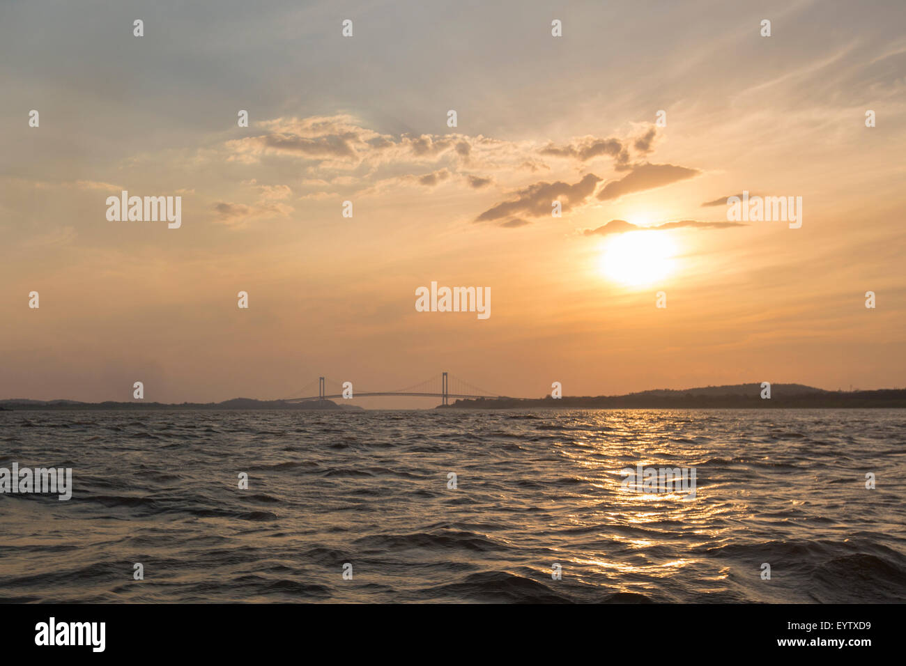 Tramonto sul fiume Orinoco con il ponte sospeso in Ciudad Bolivar. Venezuela 2015 Foto Stock