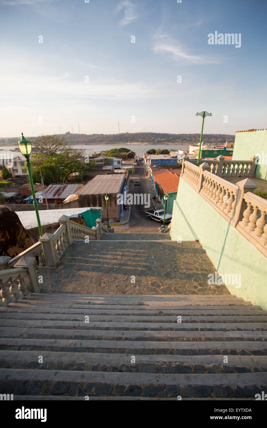 Tramonto nella vecchia strada coloniale con scale antiche in Ciudad Biolivar. Venezuela. Il 9 aprile 2015. Foto Stock