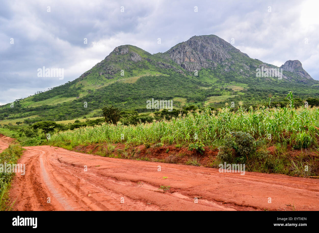 Montagne e sporcizia terra rossa strada in Angola Foto Stock