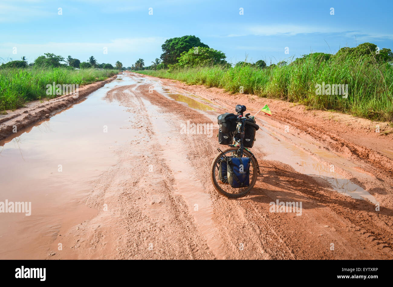 Strade allagate nella provincia dello Zaire dell'Angola, e di una bicicletta da turismo Foto Stock
