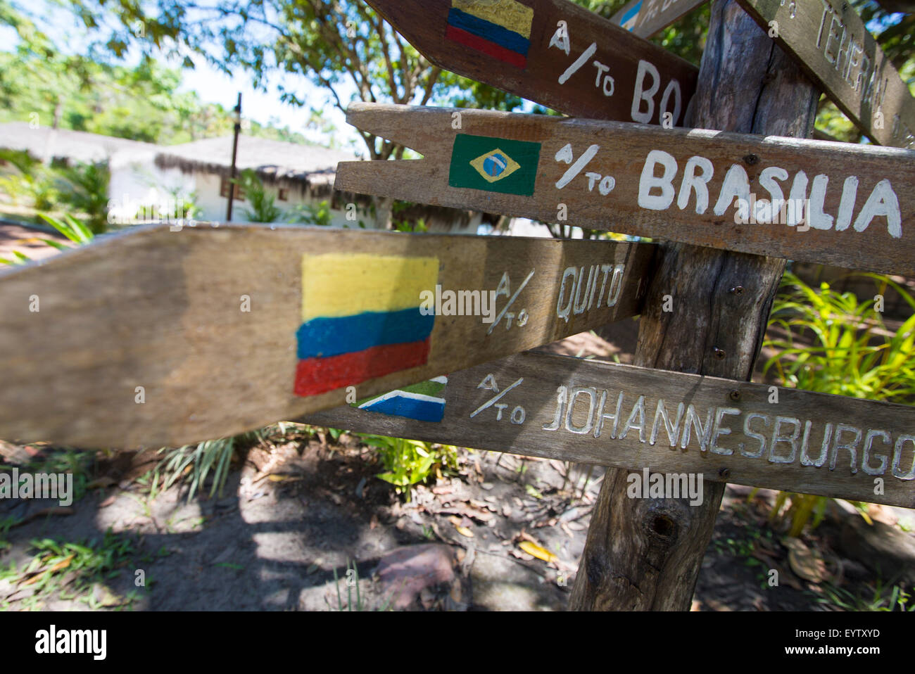 Multi-destinazione cartello in legno frecce nel Parco Nazionale di Canaima, Venezuela 2015 Foto Stock