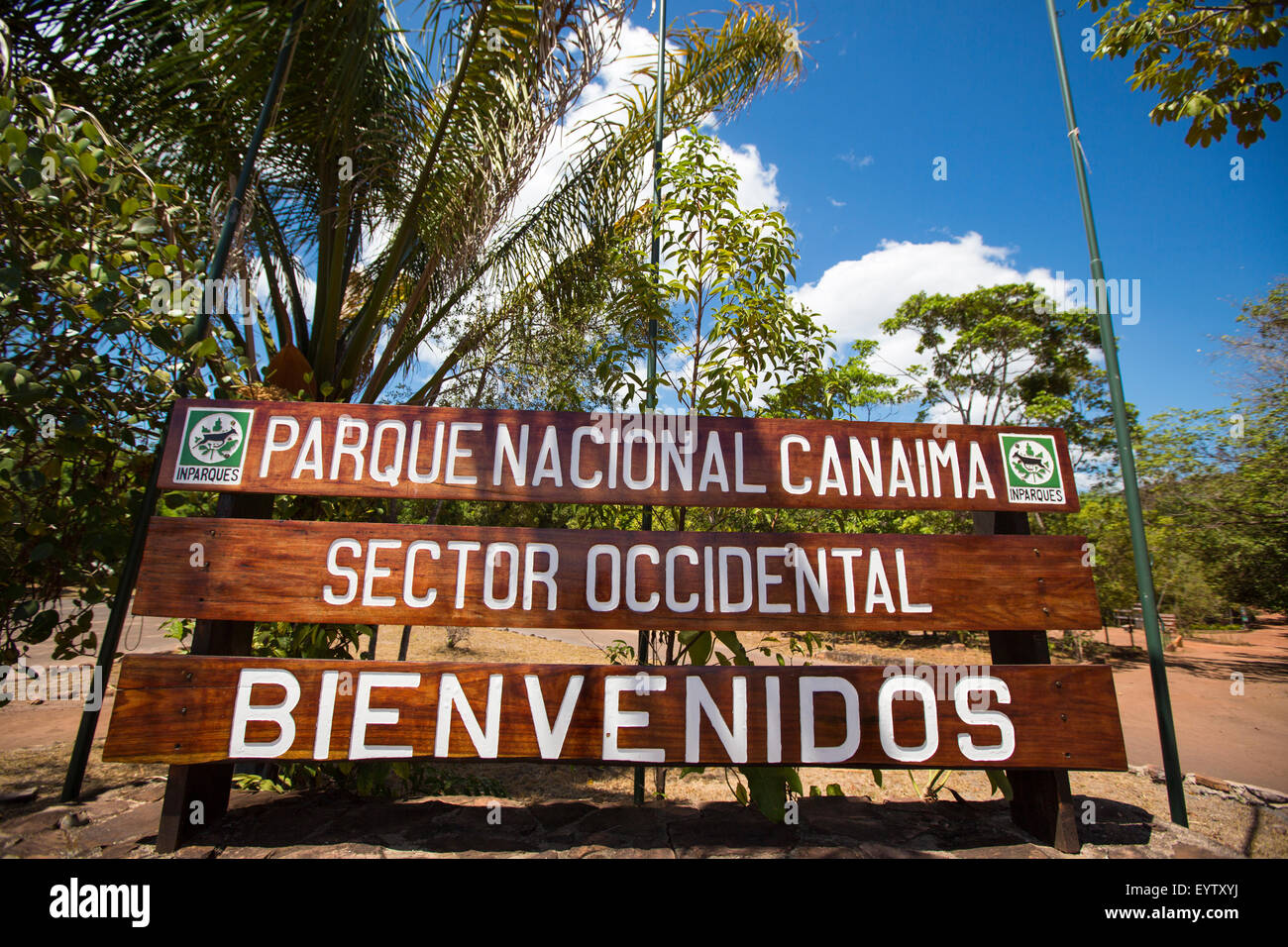 Multi-destinazione cartello in legno frecce nel Parco Nazionale di Canaima, Venezuela 2015 Foto Stock
