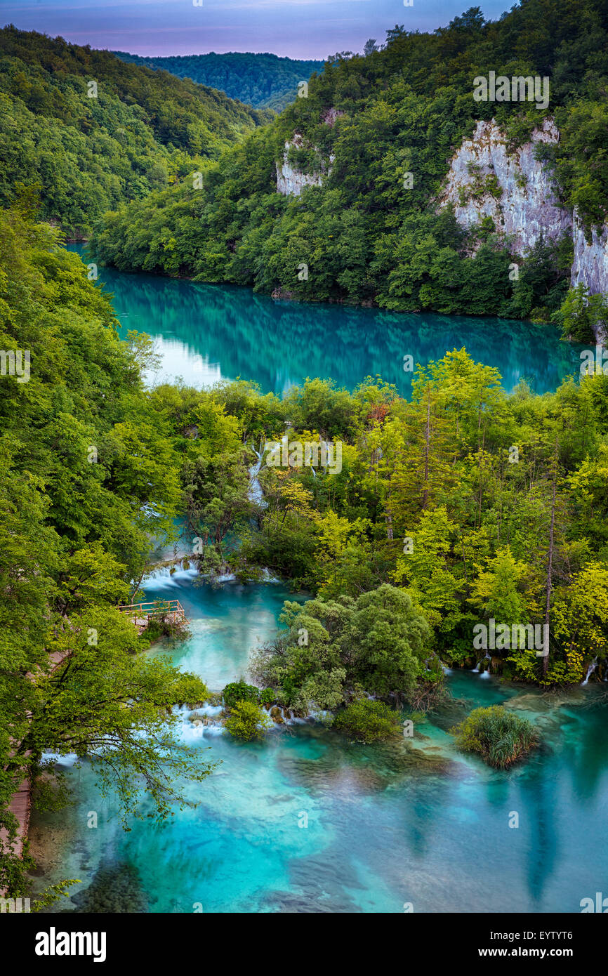 Il Parco Nazionale dei Laghi di Plitvice è uno dei più antichi parchi nazionali in Europa sud-orientale e il parco nazionale più grande in Croazia. Foto Stock