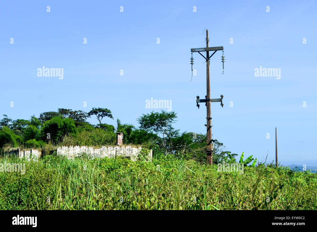 Abbandonata la pole di elettricità in Angola Foto Stock