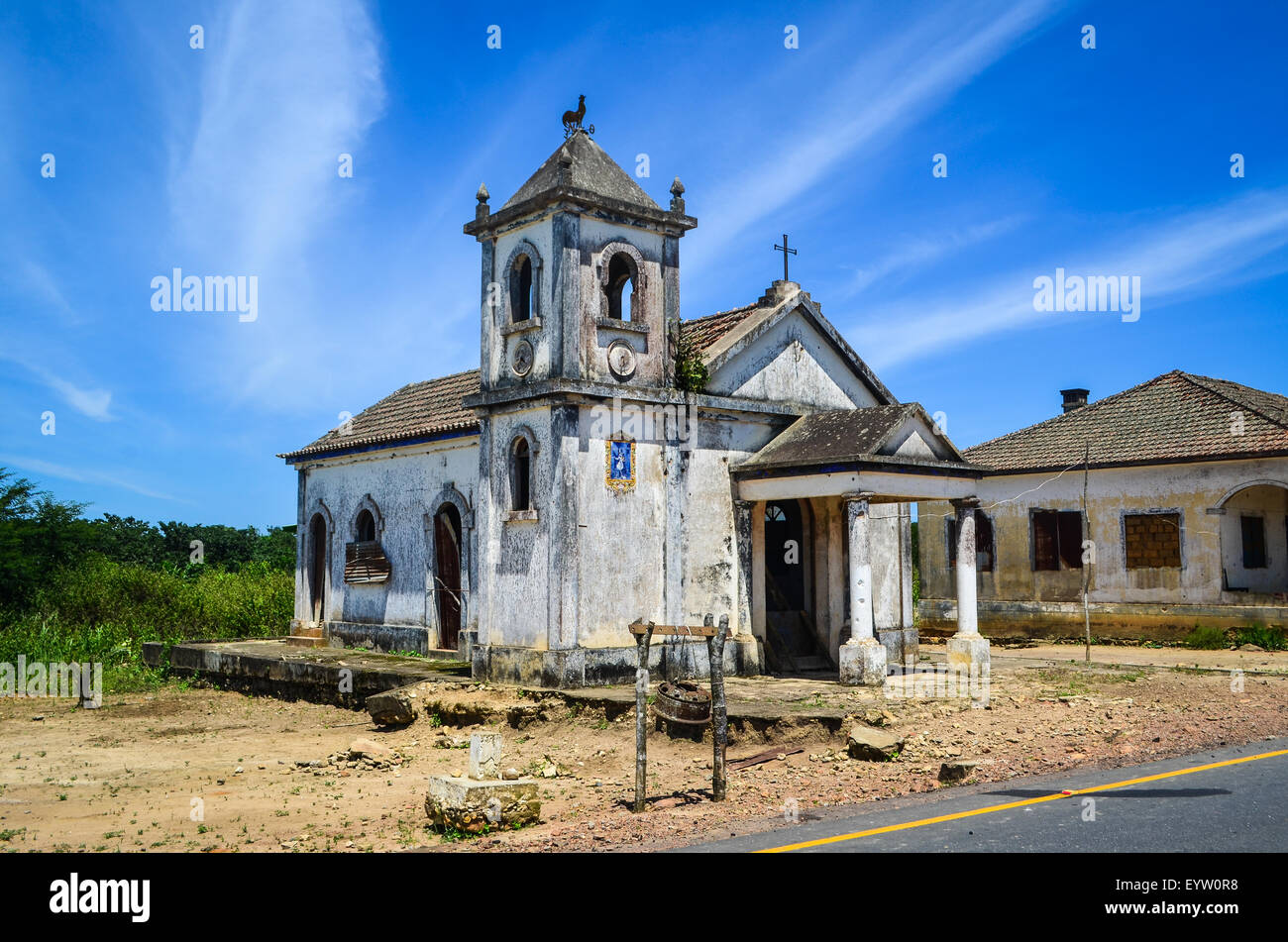 Vecchia chiesa parzialmente in rovina nella Monserrate, Angola Foto Stock